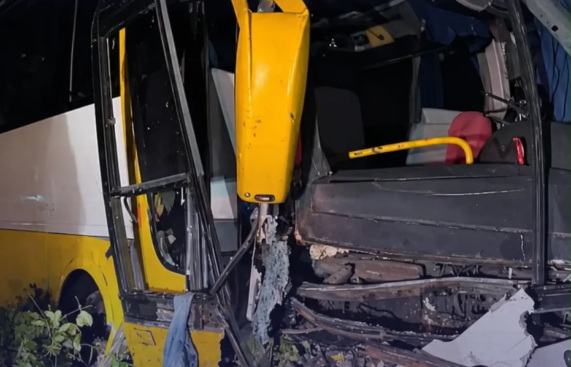 Tr&ecirc;s pessoas ficam feridas ap&oacute;s &ocirc;nibus com estudantes bater em poste na Mata Norte - Foto: Reprodu&ccedil;&atilde;o/Instagram