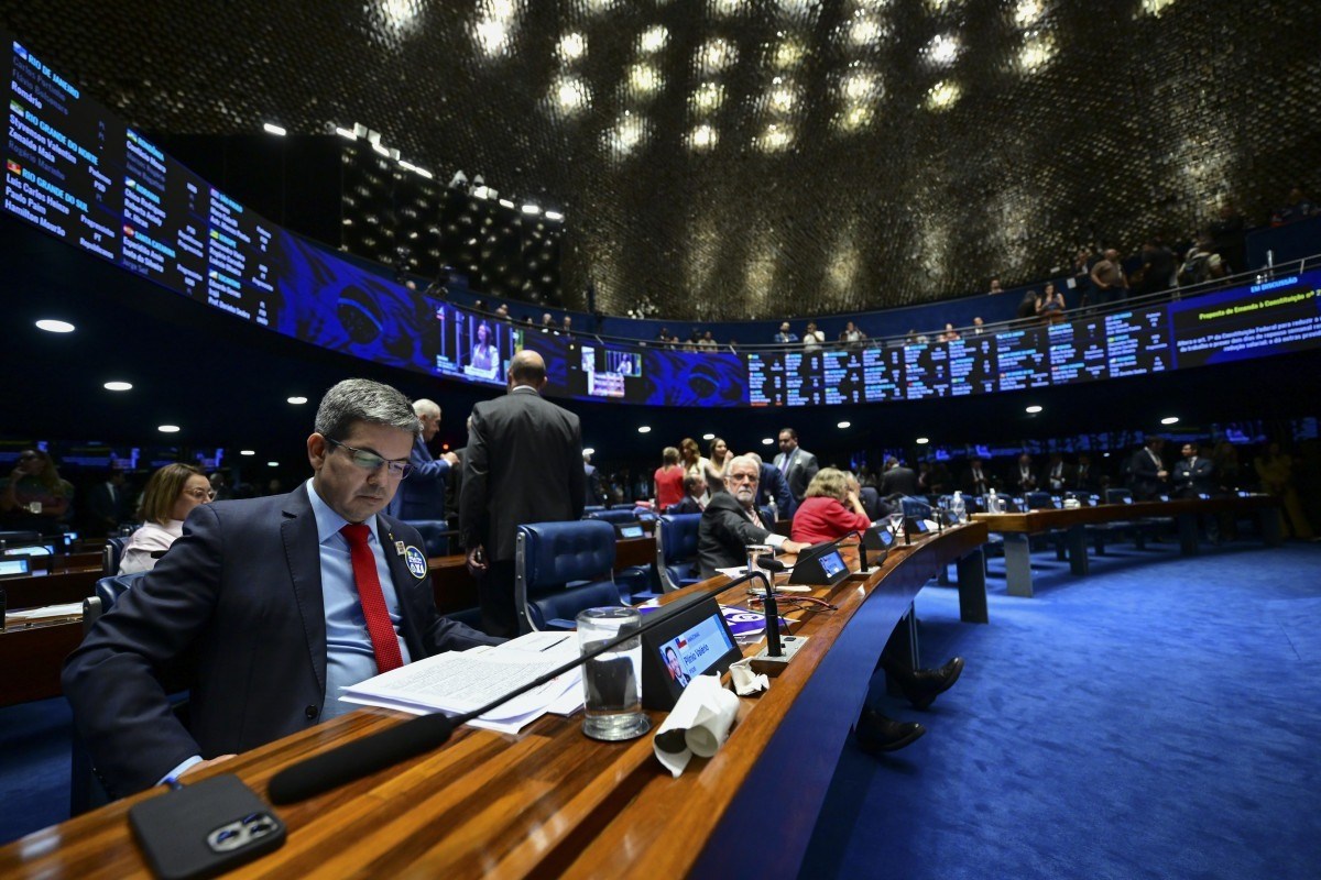 Senadores petistas, Randolfe Rodrigues (AP), Jaques Wagner (BA); e a líder do governo no Senado, Teresa Leitão (PE) aguardam início da votação ao lado do ministro José Nobre Guimarães, de Relações Institucionais
/Ton Molina/Agência Senado