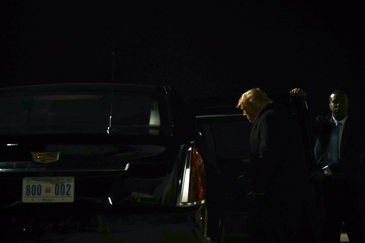 Donald Trump entra em sua limusine após chegar ao Aeroporto Internacional Harry Reid, em Las Vegas/KENT NISHIMURA/AFP