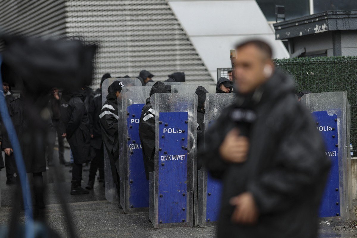 Polícia turca assume controle de emissora de televisão/BERK OZKAN / AFP