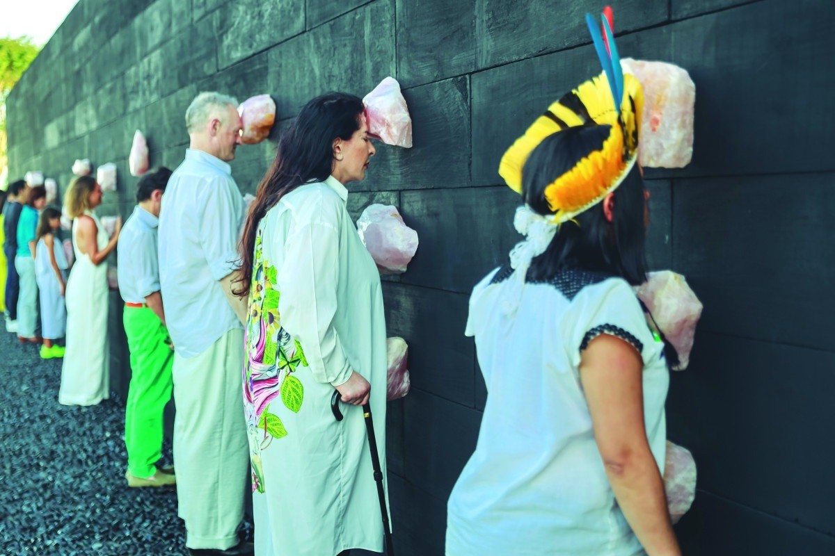 Marina Abramovic diante de sua obra 'Generator' (Foto: Andrea Rego Barros)