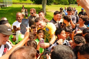 Presidenci&aacute;vel Fl&aacute;vio Bolsonaro ao lado de crian&ccedil;as em moto-carreata em S&atilde;o Gon&ccedil;alo, no Rio