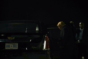 Donald Trump entra em sua limusine ap&oacute;s chegar ao Aeroporto Internacional Harry Reid, em Las Vegas
