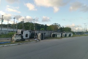 Suspeita da PRF &eacute; que o motorista do caminh&atilde;o-cegonha tenha perdido o controle na curva
