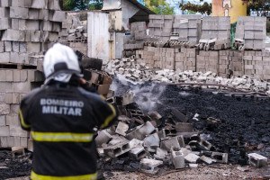 Bombeiros realizam o rescaldo em dep&oacute;sito no Ibura