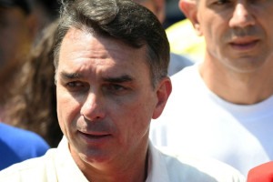 Fl&aacute;vio Bolsonaro &eacute; o centro de investiga&ccedil;&atilde;o da PF por ser "usu&aacute;rio master" de conta banc&aacute;ria de empresa ligada a banqueiro