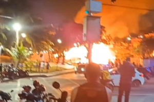 Inc&ecirc;ndio atinge dep&oacute;sito de pallets no Ibura, na Zona Sul do Recife