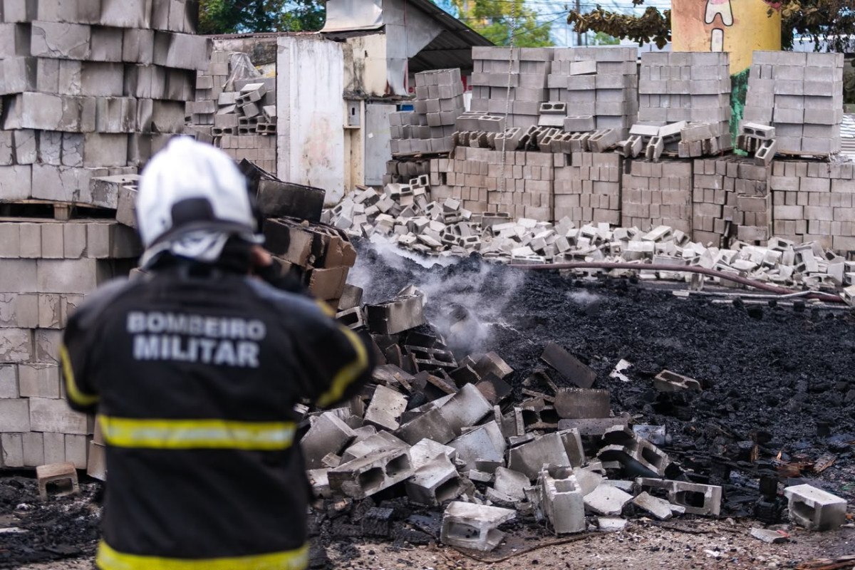 Bombeiros realizam o rescaldo em depósito no Ibura/Rafael Vieira/DP Foto