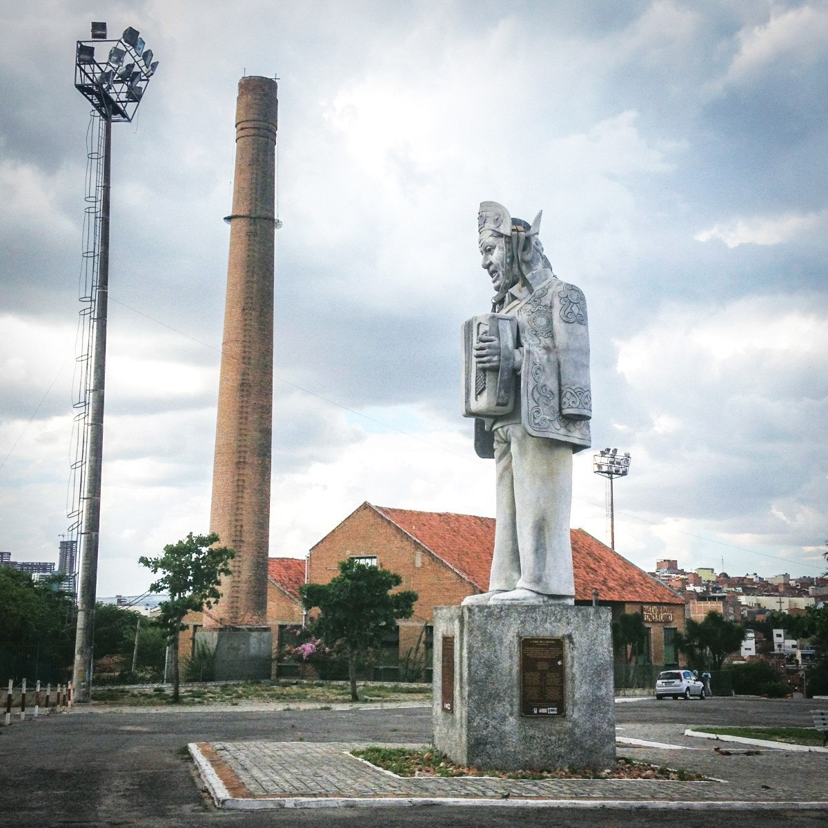 Escultura de Luiz Gonzaga (2007), de José Caxiado da Silva, no Pátio de Eventos de Caruaru (Hassan Santos/Divulgação)