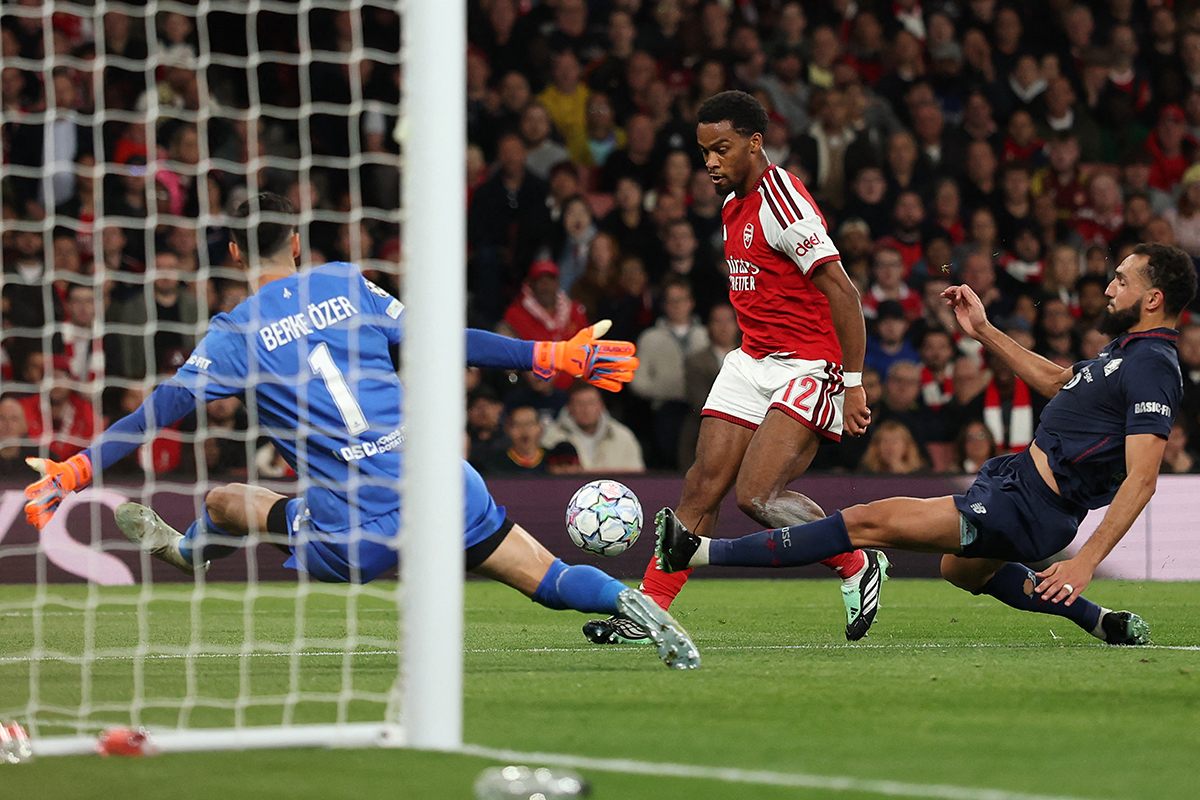 Arsenal faz 3 gols em sequ&ecirc;ncia, liquida o Lille e divide lideran&ccedil;a da Champions League - ADRIAN DENNIS / AFP