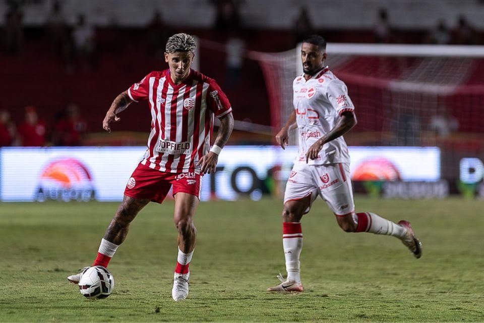 Wenderson, volante do Náutico, em partida contra o Vila Nova/Rafael Vieira / CNC