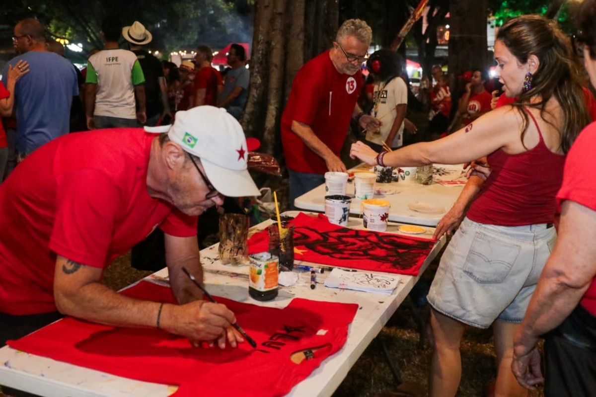 Ato reuniu apoiadores de Lula na praça de Casa Forte, no Recife (Foto: Weslly Gomes/DP Foto)