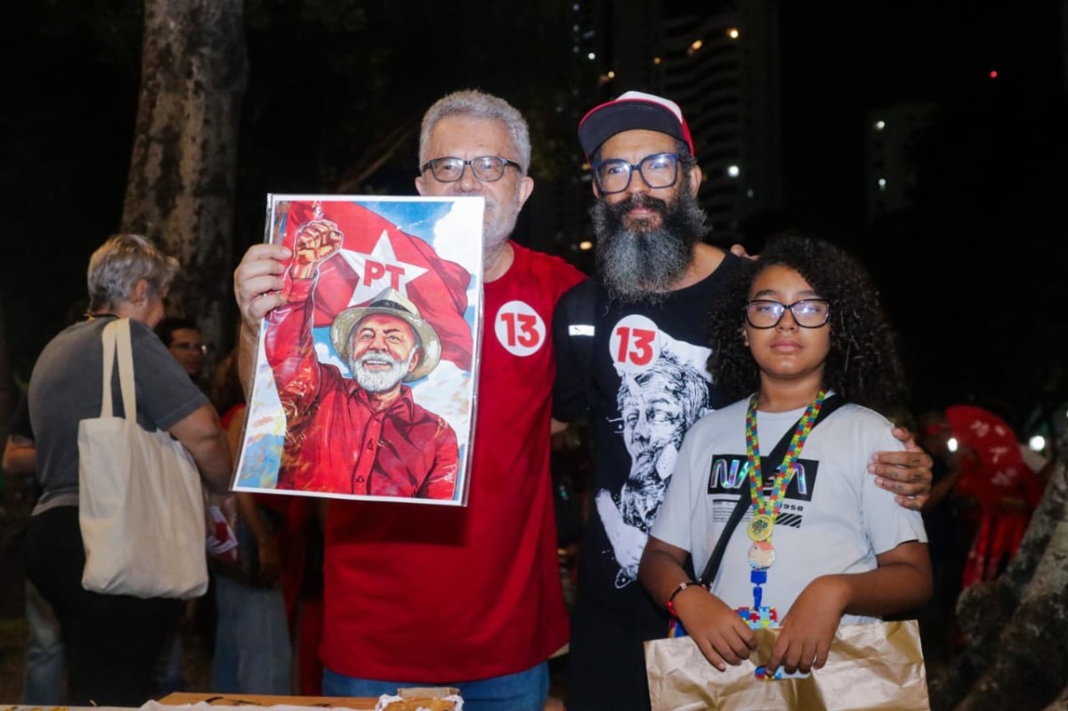 Ato reuniu apoiadores de Lula na praça de Casa Forte, no Recife (Foto: Weslly Gomes/DP Foto)