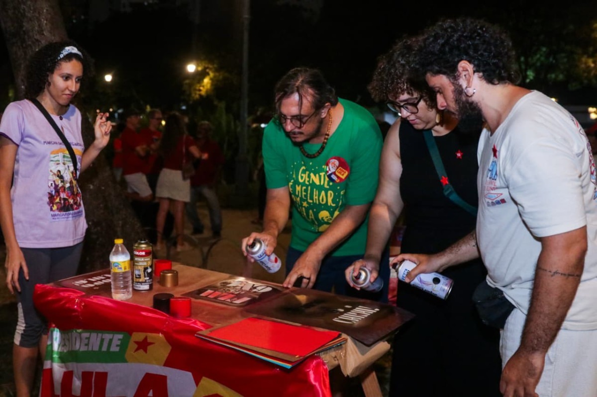 Ato reuniu apoiadores de Lula na praça de Casa Forte, no Recife (Foto: Weslly Gomes/DP Foto)