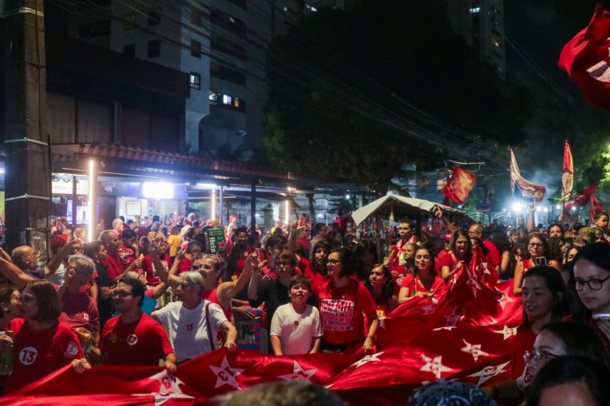 Ato reuniu apoiadores de Lula na praça de Casa Forte, no Recife (Foto: Weslly Gomes/DP Foto)