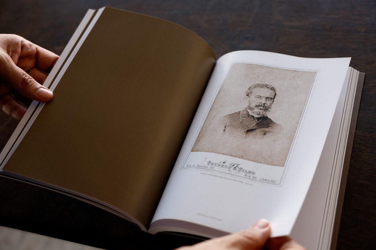 Retrato do escritor Machado de Assis no livro 