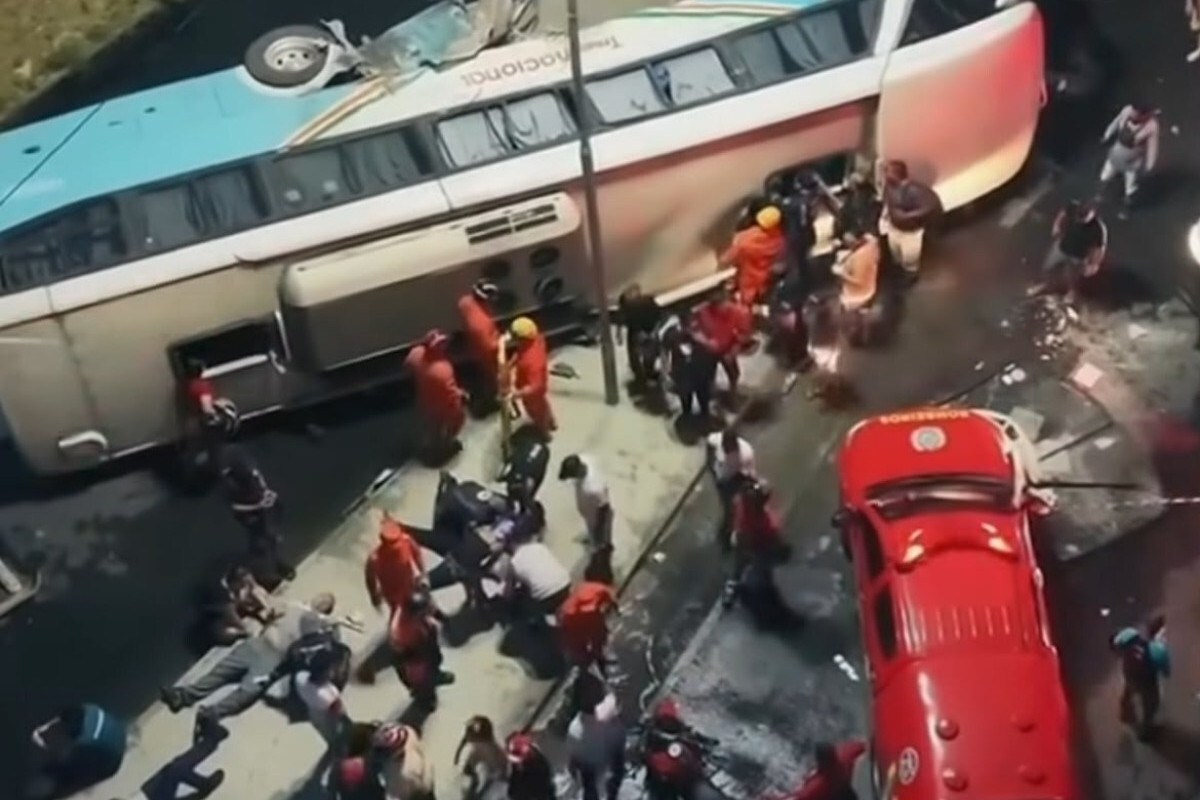 Caminhão invade PE-15 e atinge ônibus em Paulista; ao menos nove pessoas ficam feridas
/Foto: @cuca.drone