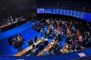 A mudan&ccedil;a de posi&ccedil;&atilde;o do PL sobre a escala 6x1 &eacute; vista como uma tentativa de conter danos eleitorais a Fl&aacute;vio