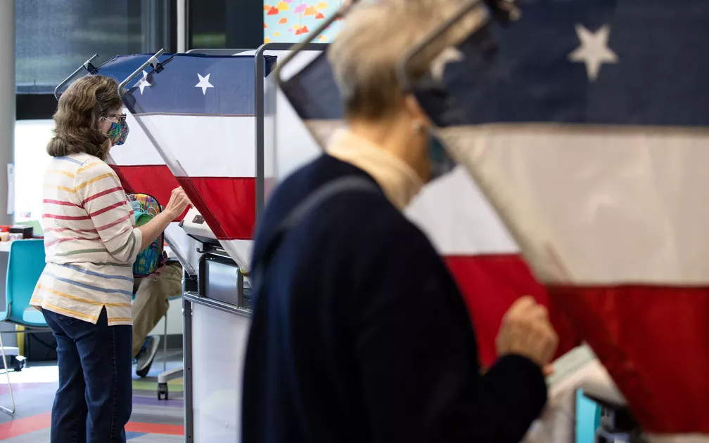 Vantagem democrata é pequena em alguns quesitos, mas, em conjunto, os resultados desenham um cenário desafiador para os republicanos/Brett Carlsen/AFP