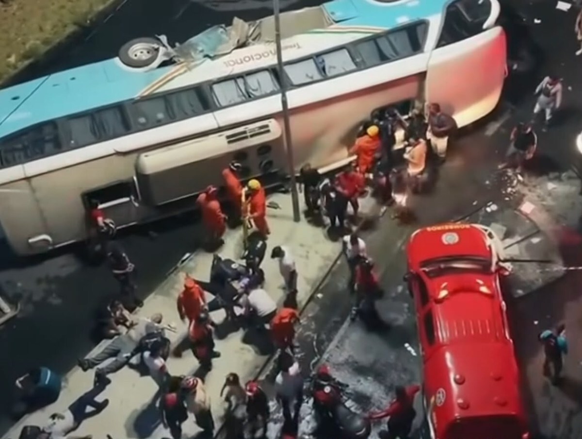 Acidente entre caminh&atilde;o e &ocirc;nibus deixa 26 v&iacute;timas na PE-15, em Paulista - Foto: @cuca.drone