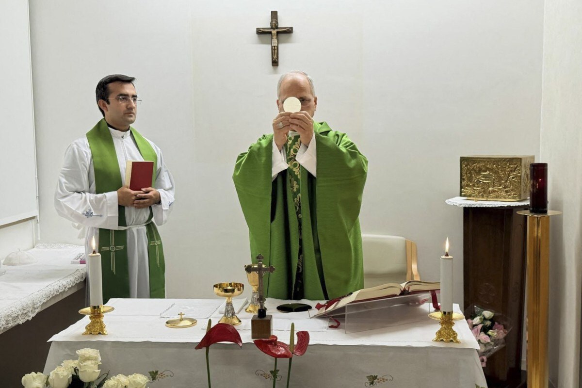 Papa Leão 14 celebrando uma missa no Hospital Universitário Gemelli, em Roma/HANDOUT/VATICAN MEDIA/AFP