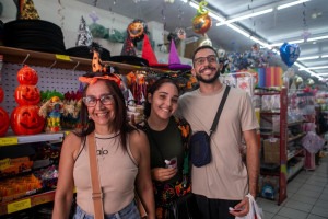 A fam&iacute;lia Amorim foi ao Centro do Recife para escolher adere&ccedil;os para o show Halloween da Pabllo