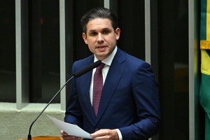 Motta anunciou nesta sexta (16) que a Casa adotar&aacute; imediatamente o regime 5x2 para os funcion&aacute;rios terceirizados