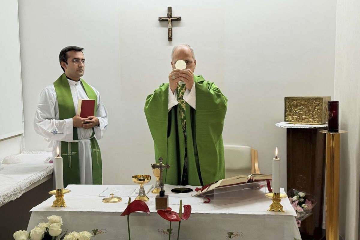 Papa Le&atilde;o 14 celebra missa no hospital tr&ecirc;s dias ap&oacute;s cirurgia - HANDOUT/VATICAN MEDIA/AFP