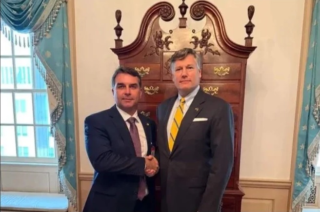 O senador Flávio Bolsonaro (PL-RJ), com Christopher Landau, vice-secretário de Estado/Divulgação