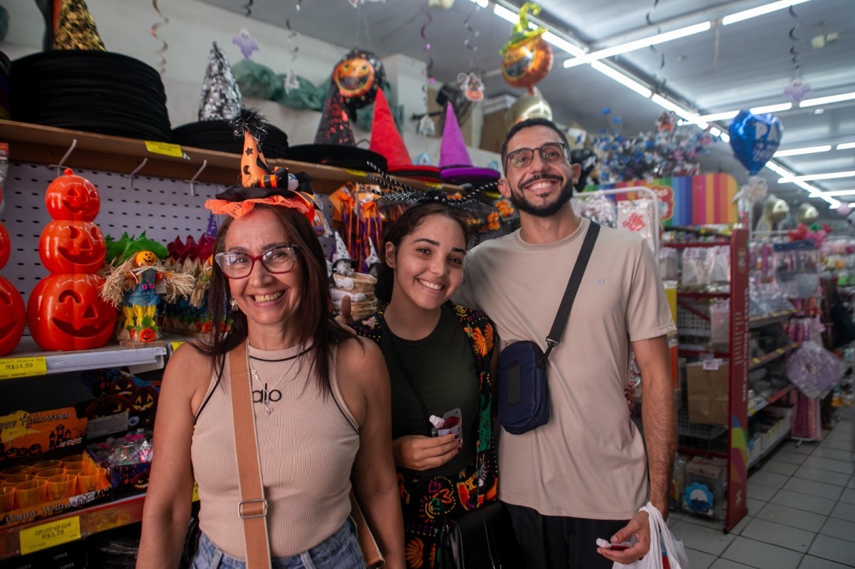 A família Amorim foi ao Centro do Recife para escolher adereços para o show Halloween da Pabllo/Rafael Vieira/DP Foto