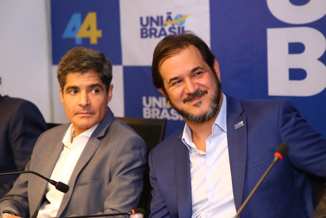 Mensagens revelam a atuação do presidente do União Brasil, Antônio Rueda (D), e do seu vice-presidente, ACM Neto (E), em articulações para o favorecimento do Banco Master/Divulgação / União Brasil