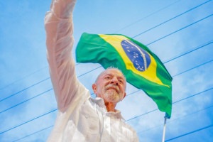 "A Globo est&aacute; sob suspei&ccedil;&atilde;o da minha candidatura", diz Lula