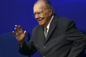 Jos&eacute; Sarney recebe alta hospitalar ap&oacute;s nove dias de interna&ccedil;&atilde;o
