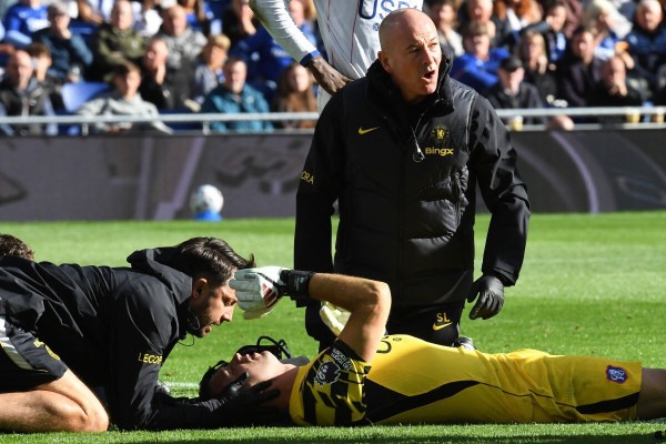 Dibu Martinez deixa campo de maca ap&oacute;s choque de cabe&ccedil;a na Premier League - PETER POWELL / AFP