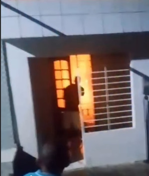 O incêndia ocorreu durante a madrugada deste sábado (17)/Reeprodução
