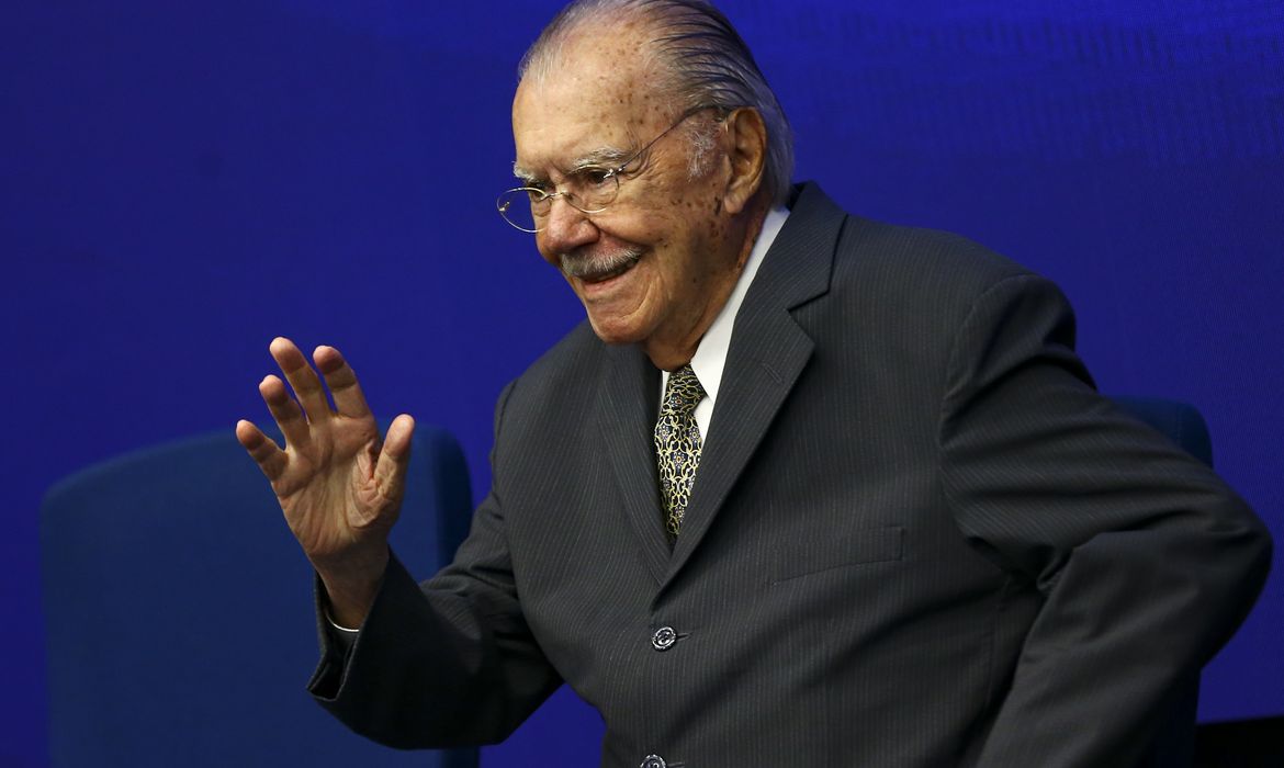 José Sarney recebe alta hospitalar após nove dias de internação/Agência Brasil