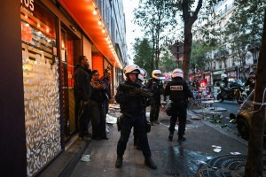 Policiais em frente a uma loja saqueada, ap&oacute;s confrontos na Pra&ccedil;a da Rep&uacute;blica, no centro de Paris. 