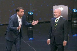 Brazil's President and presidential candidate Luiz Inacio Lula da Silva smiles as Brazil's right-wing presidential candidate Flavio Bolsonaro speaks during a debate ahead of the presidential election runoff in Sao Paulo, Brazil, on October 18, 2026. (Photo by NELSON ALMEIDA / AFP)