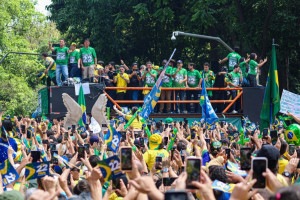 Dois trios el&eacute;tricos tocaram uma s&eacute;rie de funks e m&uacute;sicas chiclete de apoio ao candidato, repetindo 22
