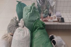 Droga, balan&ccedil;a de precis&atilde;o, papel para confec&ccedil;&atilde;o de cigarros, embalagens pl&aacute;sticas e aparelhos celulares foram apreendidos
