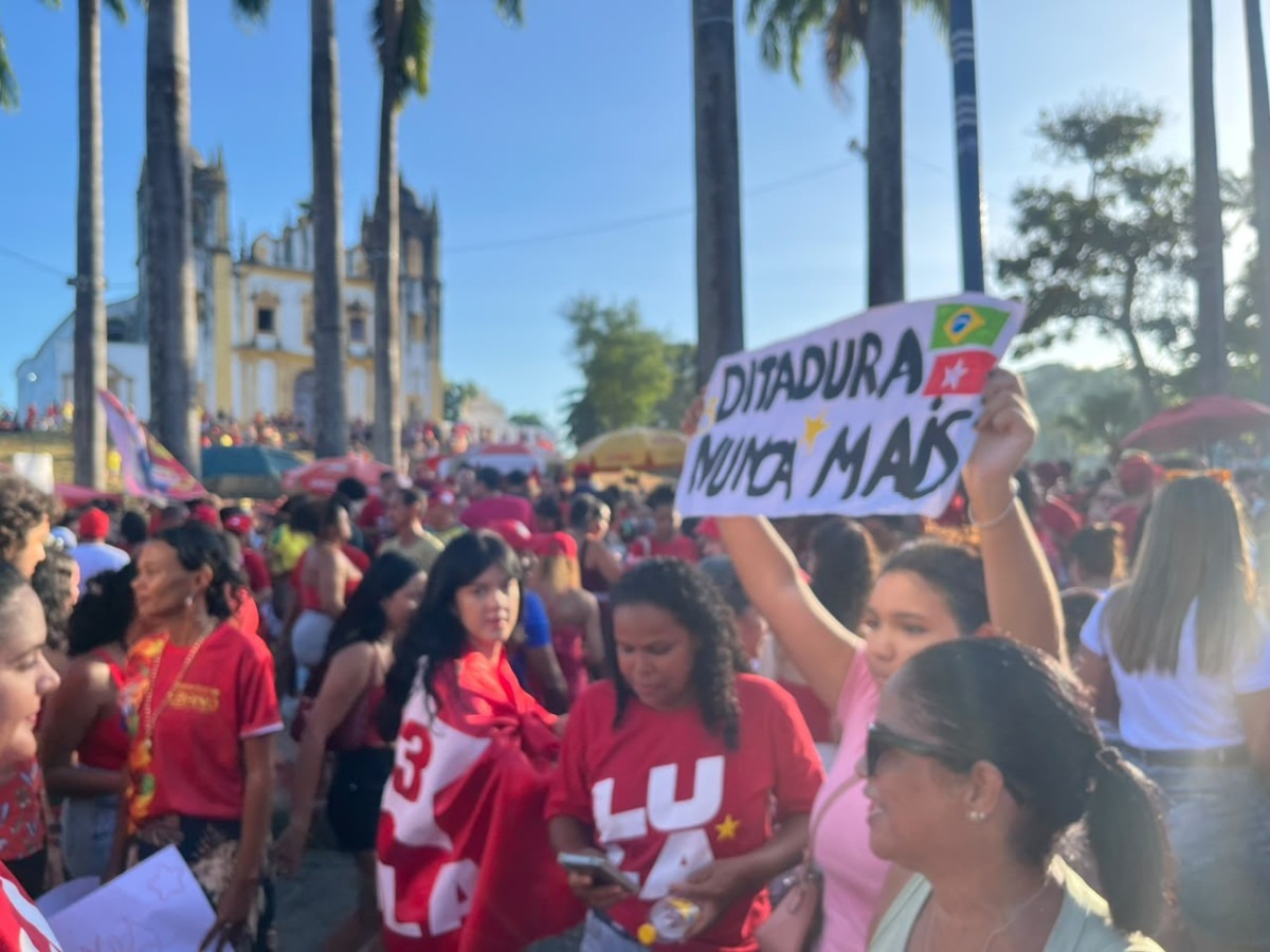 Apoiadores de Lula se concentram na Pra&ccedil;a do Carmo para ato com blocos em Olinda - Foto: Raianne Rom&atilde;o/DP