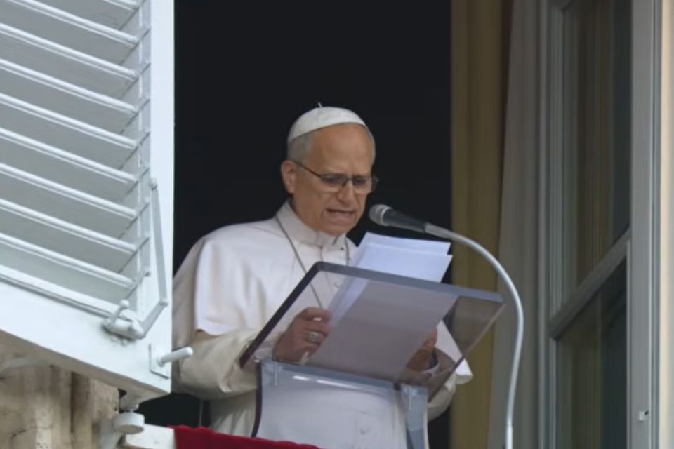 Papa Le&atilde;o 14 faz primeira apari&ccedil;&atilde;o p&uacute;blica na janela do Vaticano ap&oacute;s cirurgia - Reprodu&ccedil;&atilde;o de V&iacute;deo/Vatiacan News