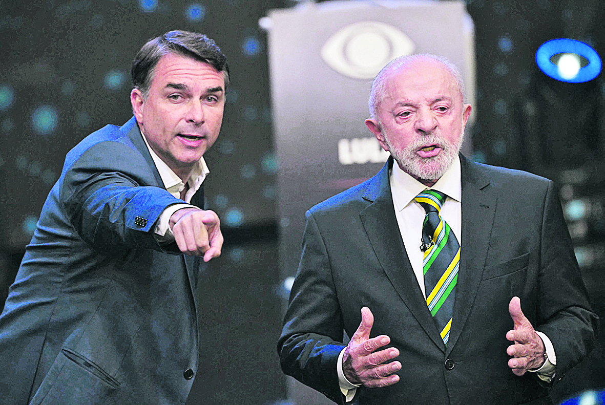Senador Flávio Bolsonaro e presidente Lula no primeiro debate das eleições de 2026/Nelson Almeida/AFP