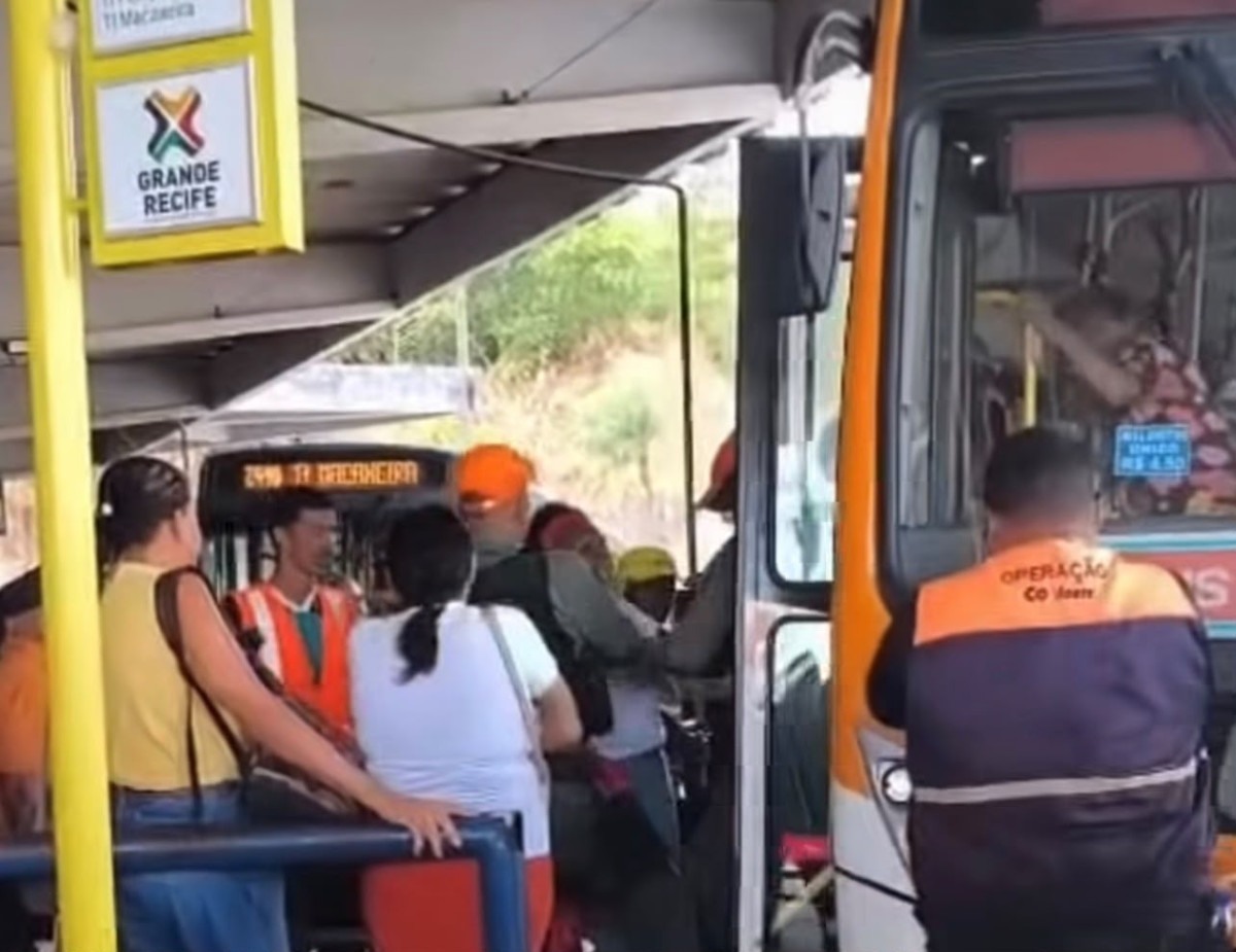 Passageira &eacute; detida ap&oacute;s tumulto em &ocirc;nibus no Terminal da Macaxeira - Reprodu&ccedil;&atilde;o/Instagram