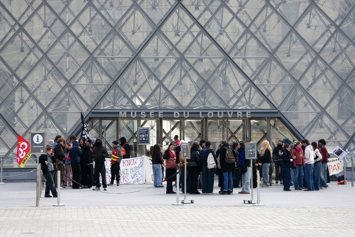 Manifestantes, incluindo estudantes da École du Louvre, bloqueiam a entrada do Museu do Louvre/DIMITAR DILKOFF/AFP