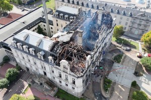 Em Limoges, o pr&eacute;dio da sede da prefeitura local foi incendiado