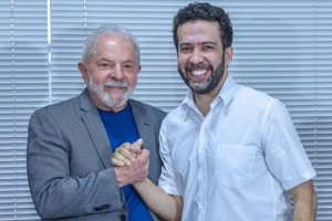 Janones foi internado na Unidade de Terapia Intensiva (UTI) do Hospital Vila Nova Star, em S&atilde;o Paulo, ap&oacute;s apresentar um quadro de arritmia card&iacute;aca logo depois do debate presidencial entre Lula e Fl&aacute;vio Bolsonaro neste domingo (18), na Band.