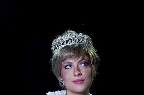 Mavi Carpin interpreta Diana Spencer no musical/Foto: Renan Montenegro