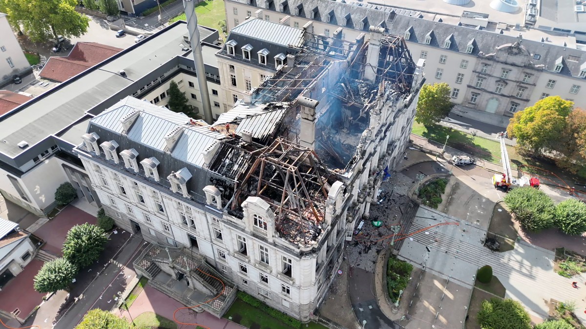 Em Limoges, o prédio da sede da prefeitura local foi incendiado/ AFP