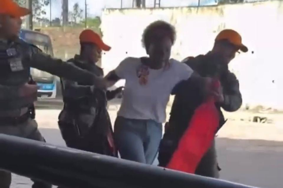 Idosa foi detida por policiais militares em ônibus no Recife após ato a favor de Lula (PT)/Foto: Reprodução/Whatsapp